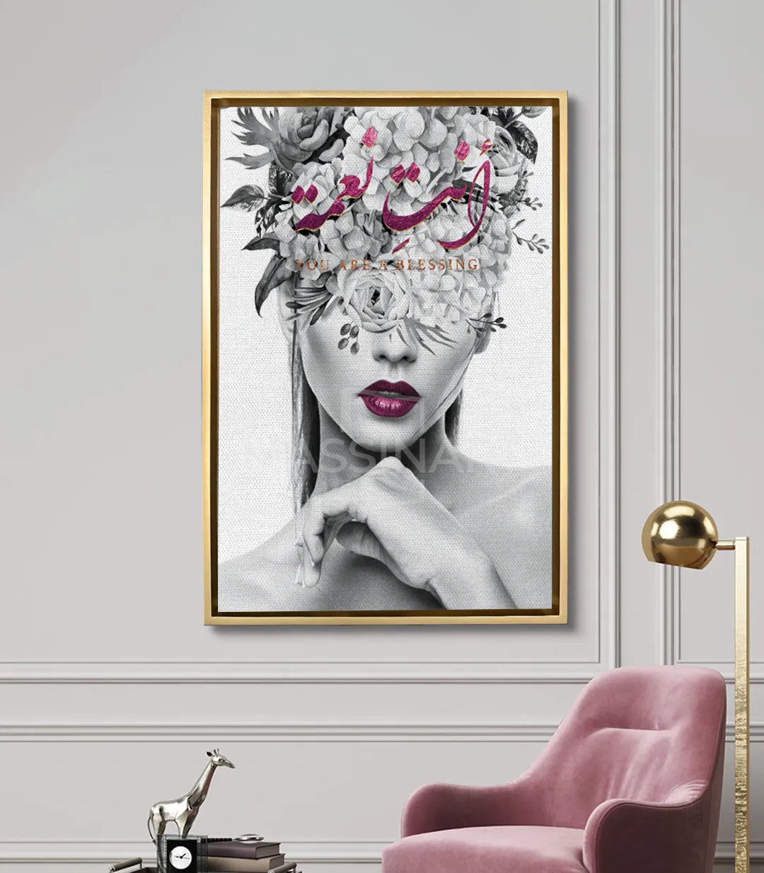 Cuadro retrato de mujer floral con marco negro en salón moderno, pared gris — Massinart