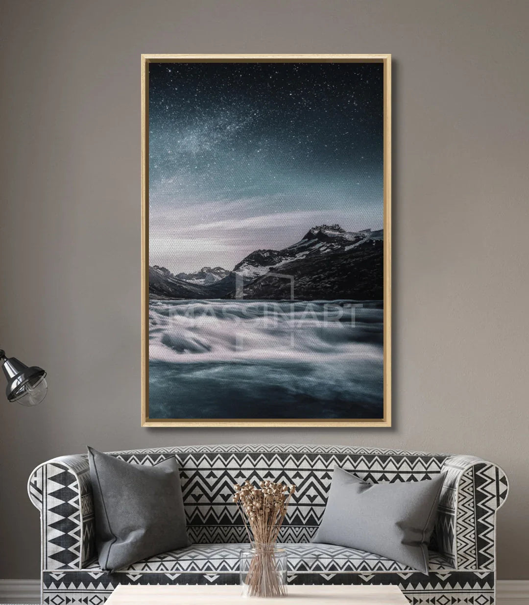 Decoración de interiores con cuadro Celestial River paisaje de montaña sobre sofá — Massinart