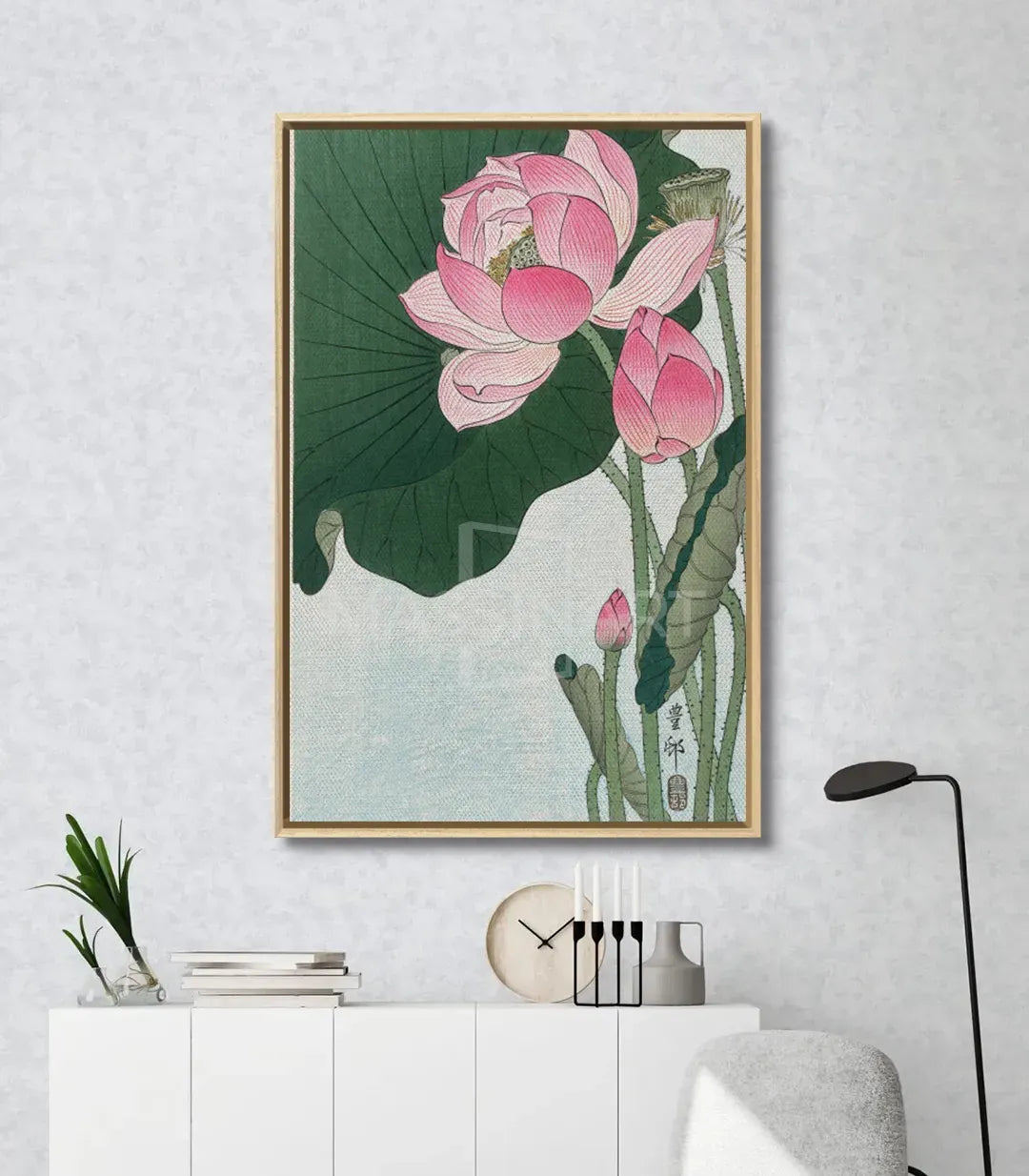 Cuadro Blooming Lotus Massinart en salón contemporáneo — arte floral japonés