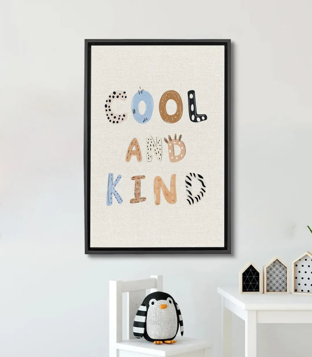 Cuadro tipográfico Cool and Kind de Massinart — afirmación positiva en tonos beige para habitación infantil