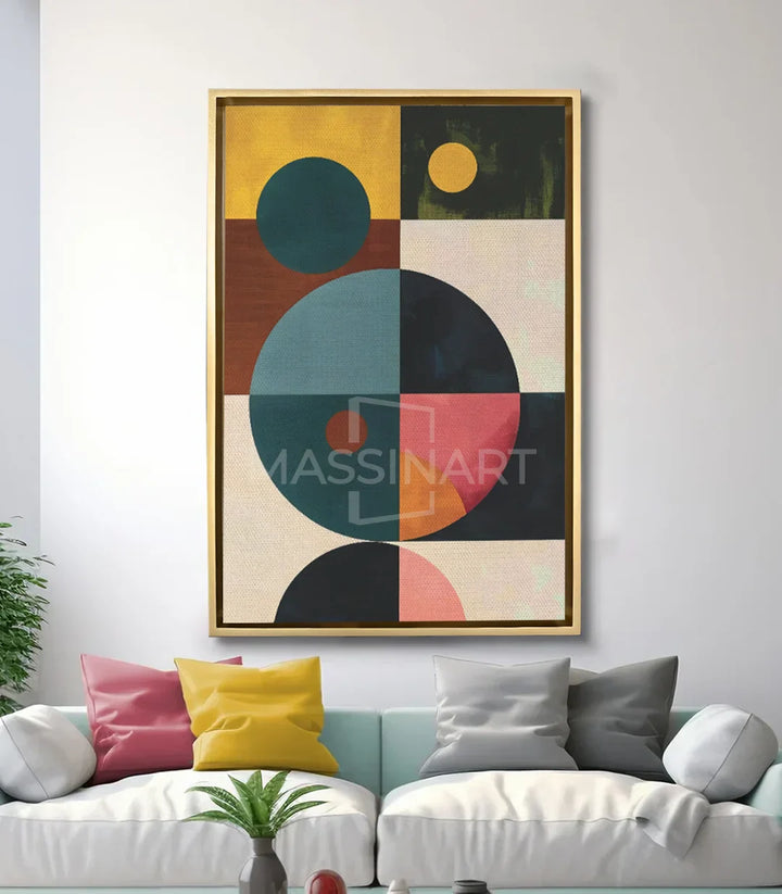 Cuadro de formas geométricas Massinart sobre sofá en salón moderno