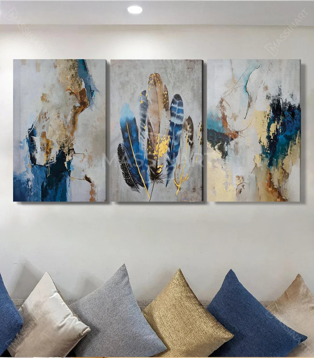 Tríptico de plumas azules en salón moderno, decoración de pared Massinart