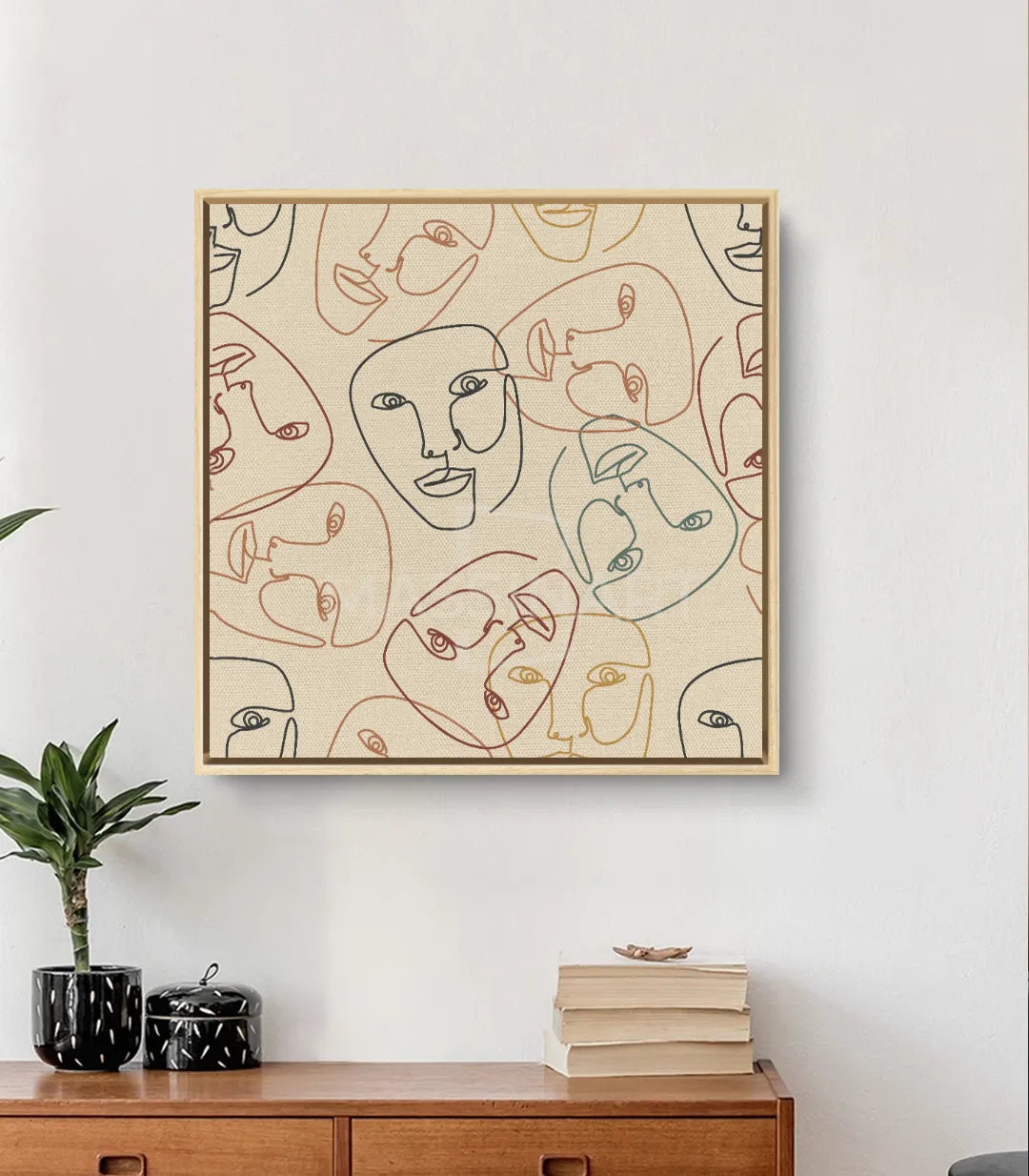 Cuadro Faces Massinart — ambientación en salón con accesorios decorativos