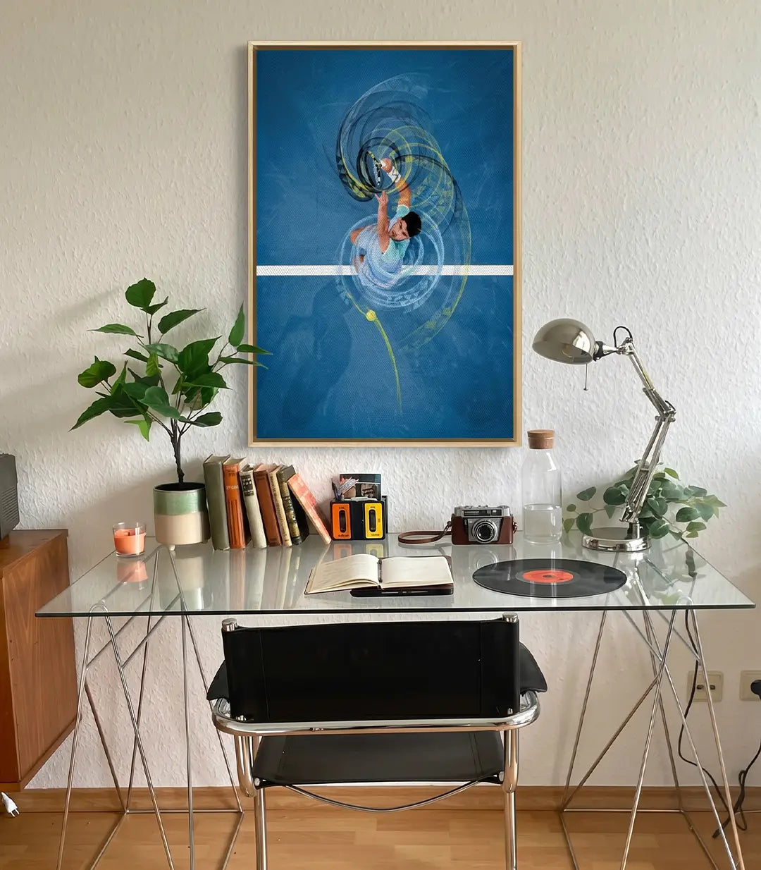 Detalle del lienzo Spiral Power, trazos gráficos circulares sobre fondo azul profundo, arte deportivo contemporáneo