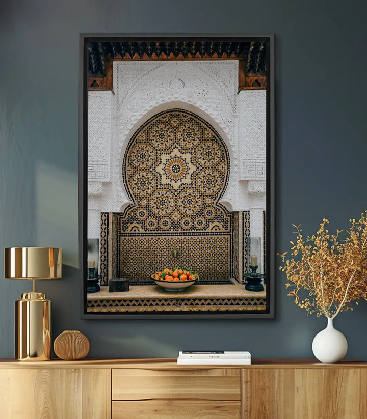 Cuadro de fuente marroquí con zellige dorado, arabesco y decoración islámica — Massinart