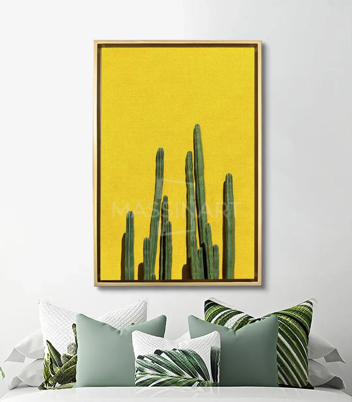 Cuadro cactus amarillo sobre sofá gris en salón moderno — Massinart