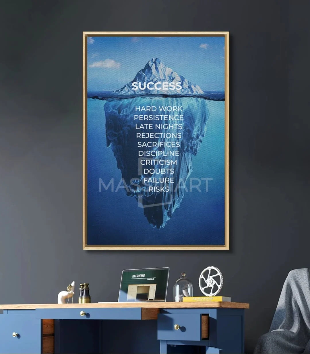 Ambientación escritorio de diseño — cuadro Deep Success sobre escritorio azul