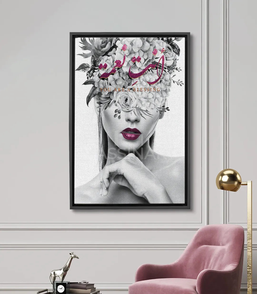 Cuadro retrato de mujer floral Massinart — rostro en blanco y negro coronado de flores rosas y caligrafía