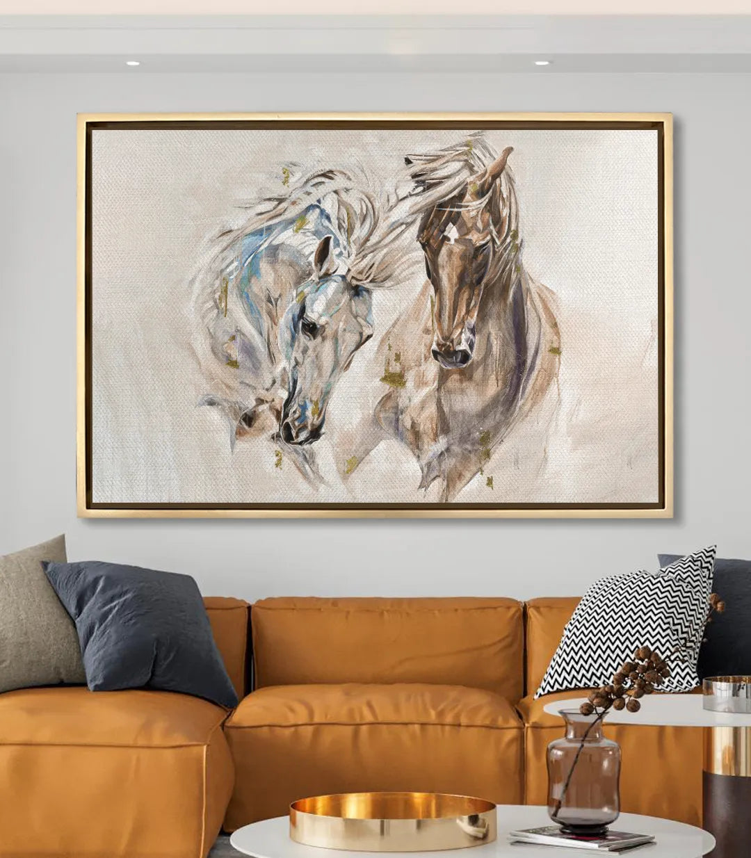 Cuadro caballos acuarela en salón moderno sobre sofá terracota