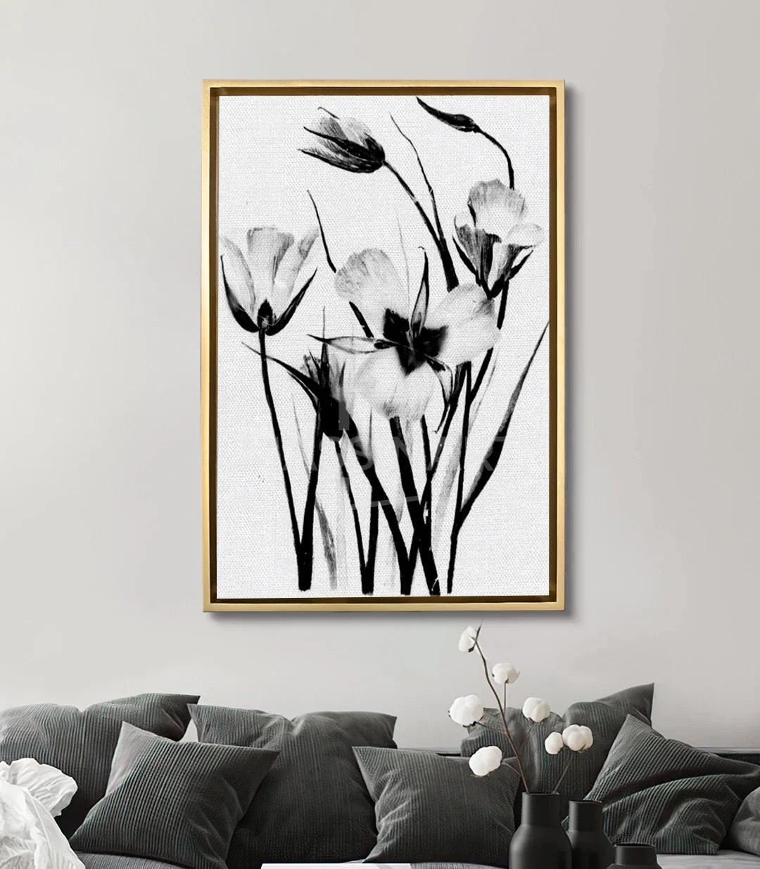 Cuadro Dark Petals en ambientación de salón gris moderno, Massinart