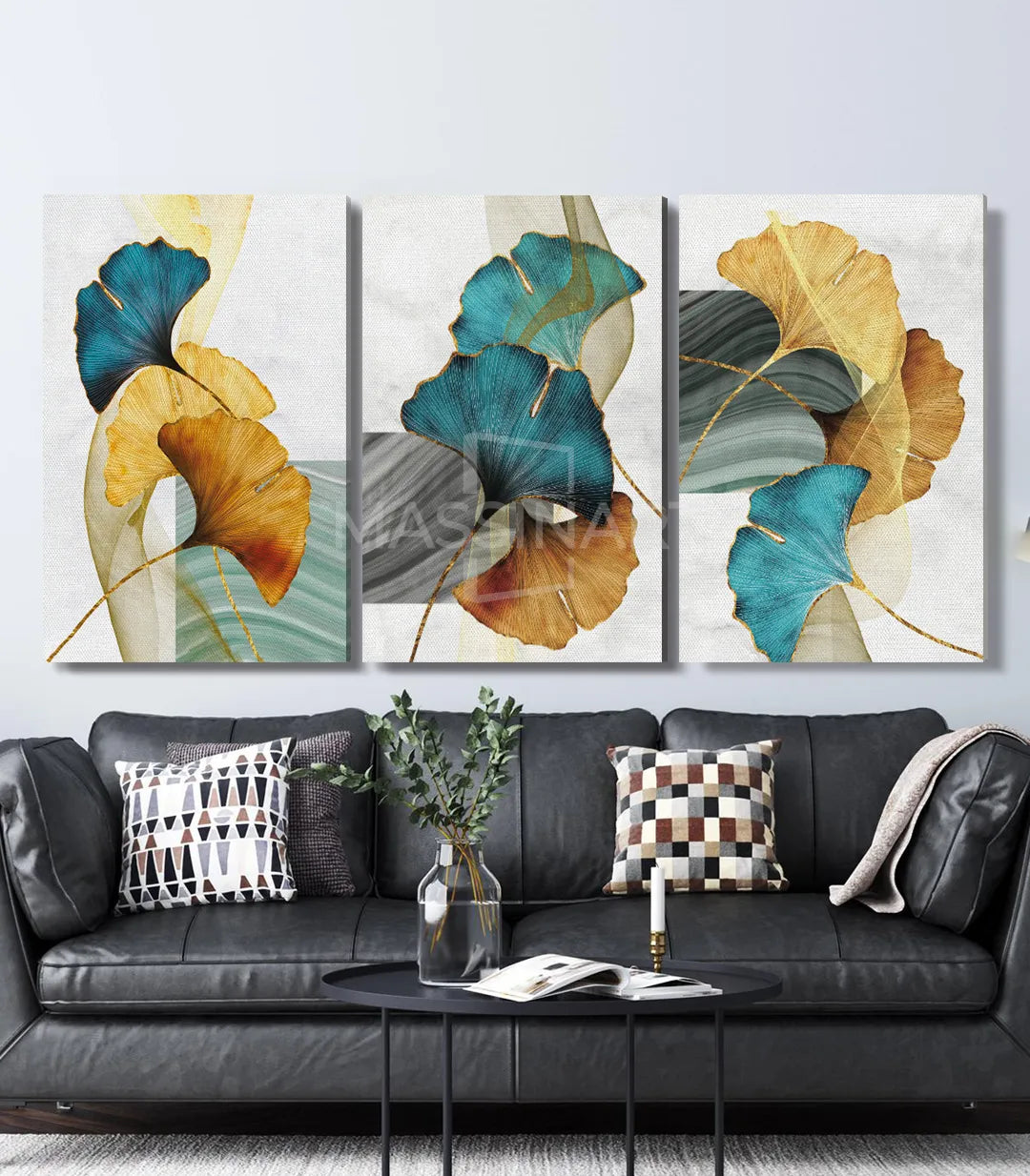 Ambiente salón moderno — tríptico Ginkgo Leaves sobre sofá negro, Massinart