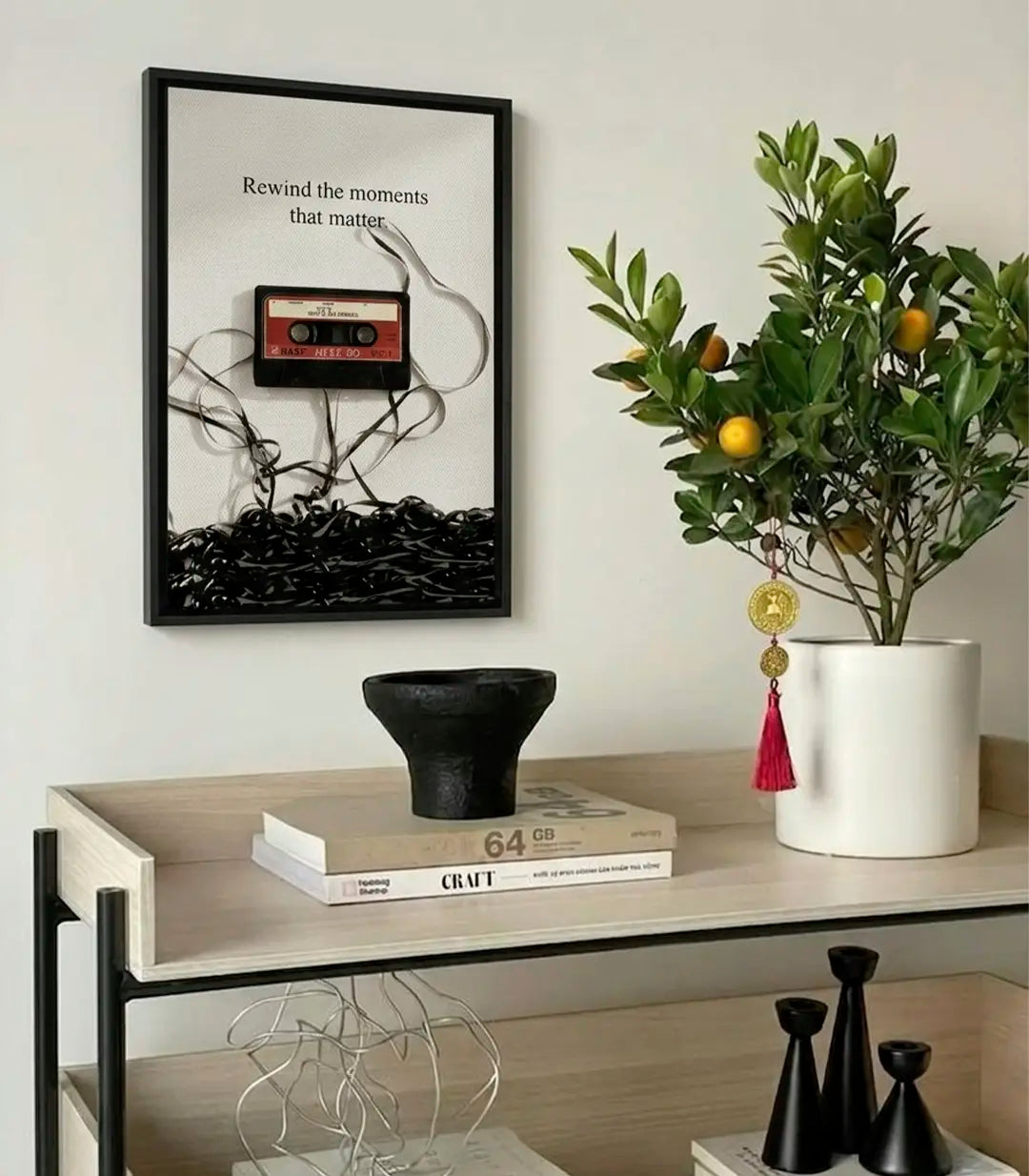 Cuadro casete vintage Massinart — composición minimalista con casete de audio retro y cinta desenrollada sobre fondo beige