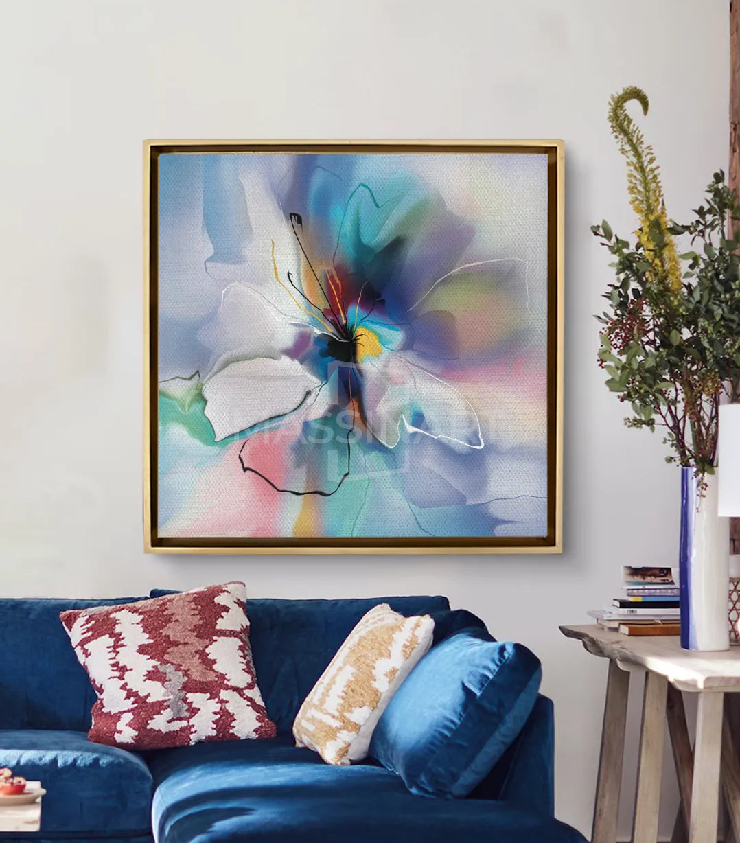 Cuadro flor moderna en salón contemporáneo con sofá azul marino y decoración interior elegante Massinart