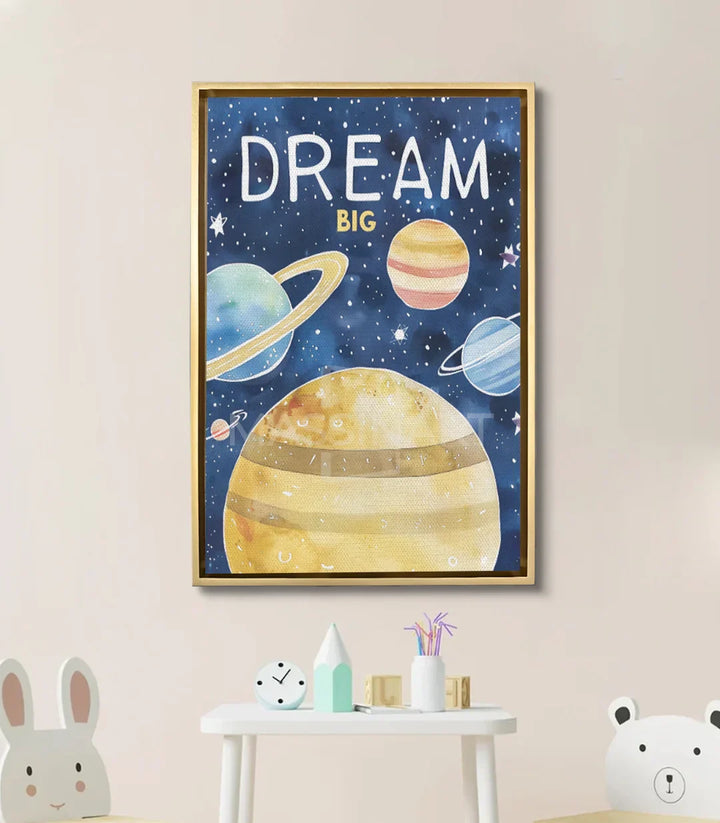 Ambientación habitación infantil — cuadro Dream Big Kido colgado sobre un escritorio con decoración minimalista, Massinart