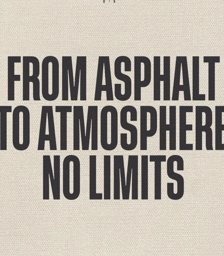 Detalle de cuadro minimalista No Limits con motivo de carretera y tipografía en negro sobre beige — Massinart
