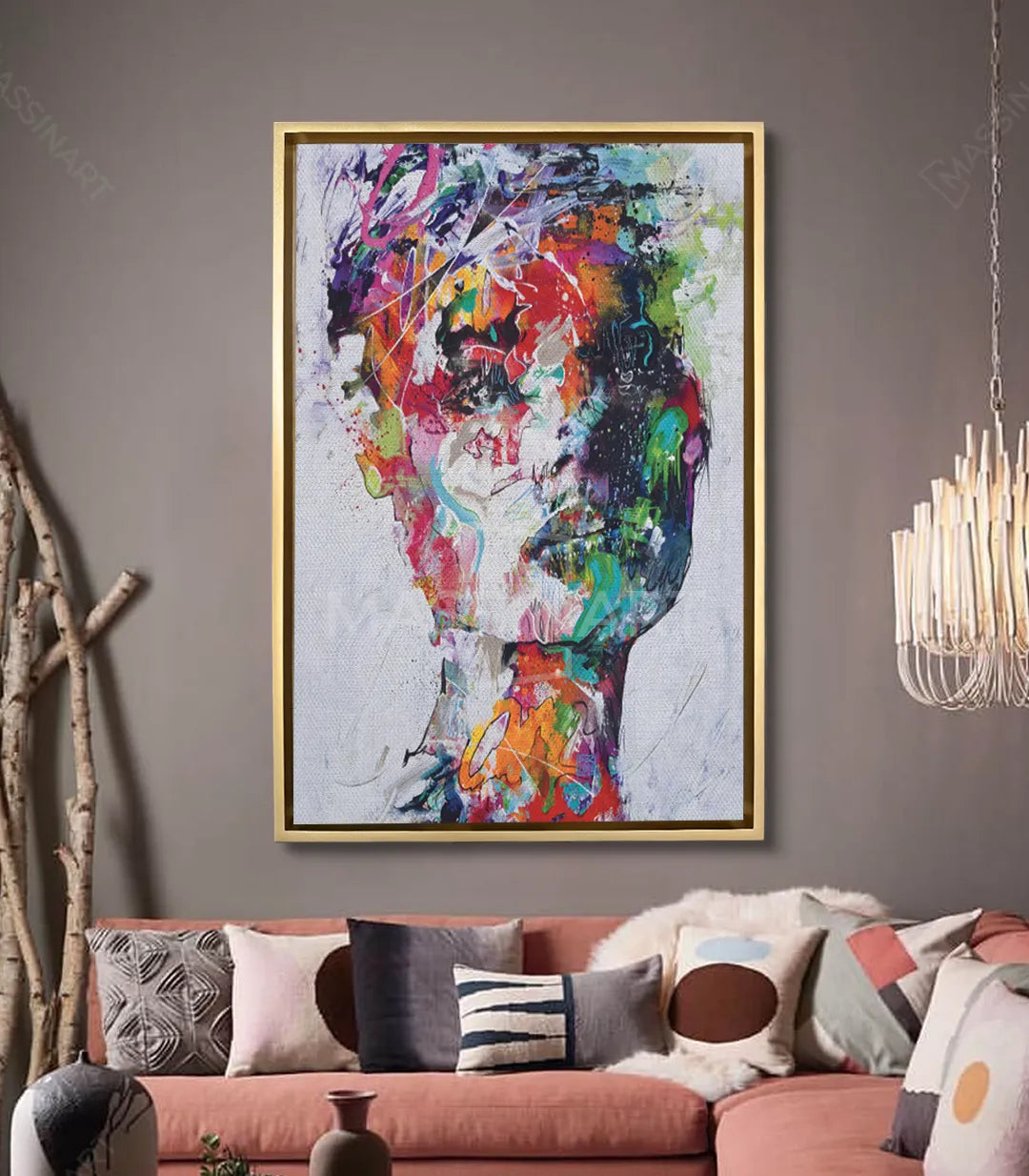 Cuadro retrato femenino colorido en salón moderno, decoración pared vertical