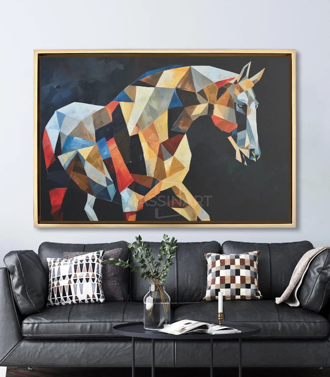 Cuadro de caballo geométrico sobre sofá negro en salón moderno, decoración contemporánea, Massinart