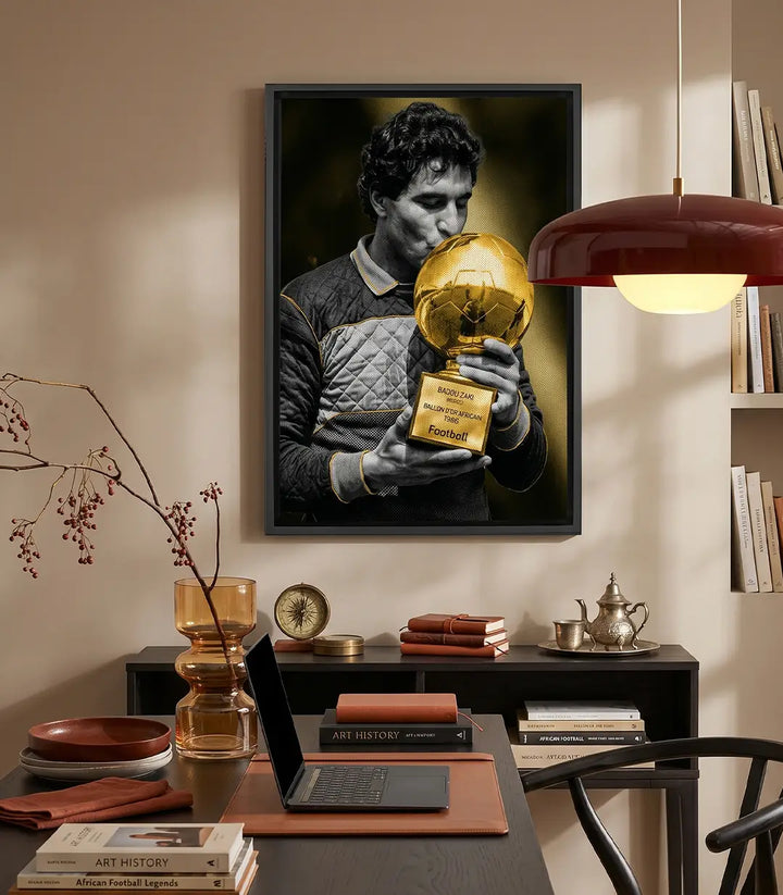 Cuadro de Badou Zaki en blanco y negro con detalles dorados, portero marroquí con el Balón de Oro Africano 1986, arte mural deportivo