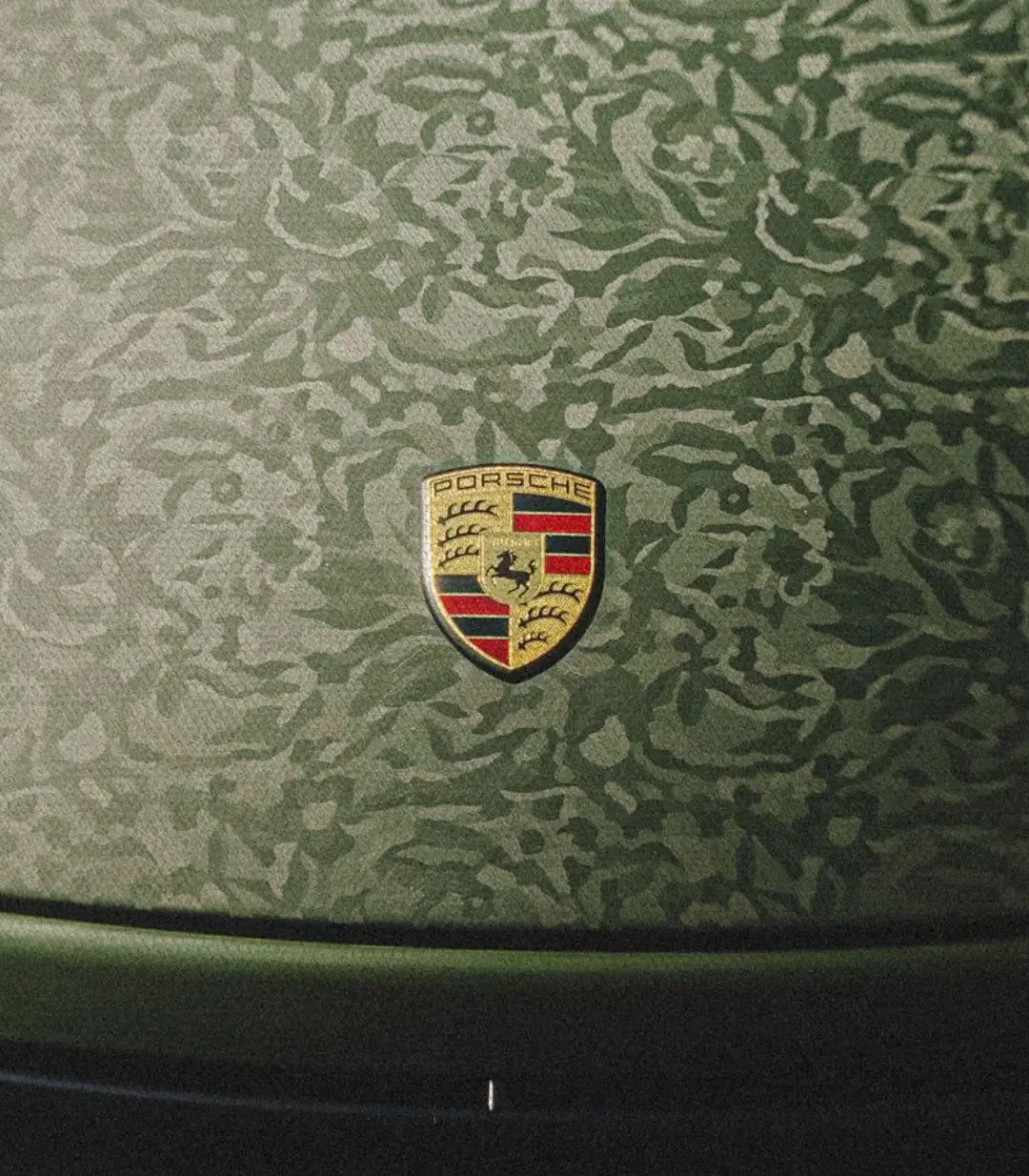 Decoración interior con cuadro Porsche Elite Massinart — lienzo automovilístico en pared beige