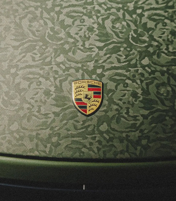 Decoración interior con cuadro Porsche Elite Massinart — lienzo automovilístico en pared beige