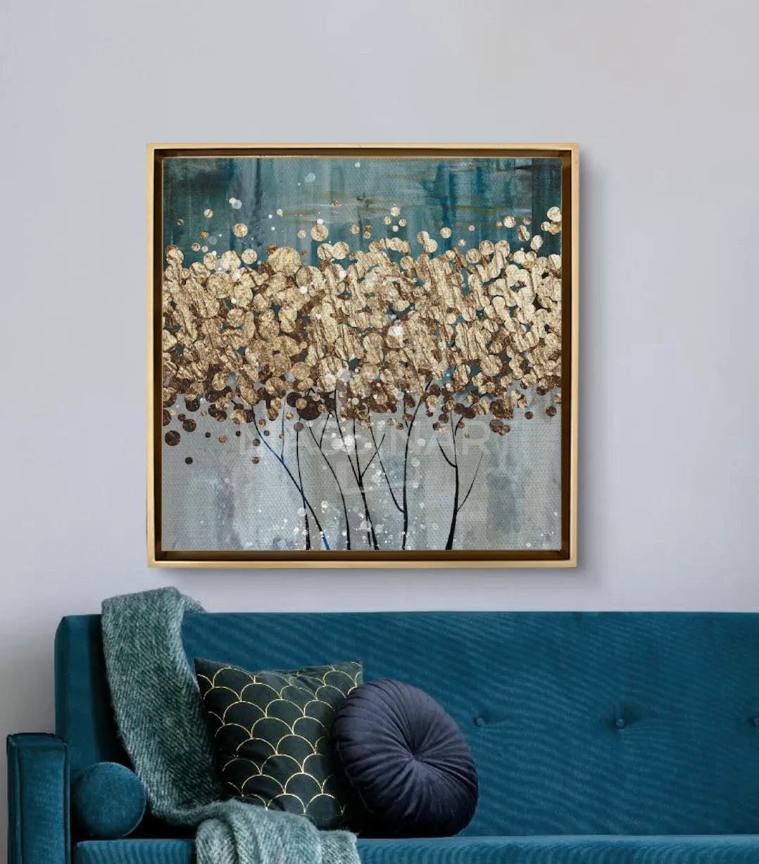 Decoración salón moderno Massinart — cuadro Hojas de Oro sobre sofá azul