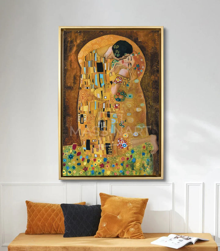 Cuadro The Kiss Massinart en salón moderno — decoración mural estilo klimt contemporáneo