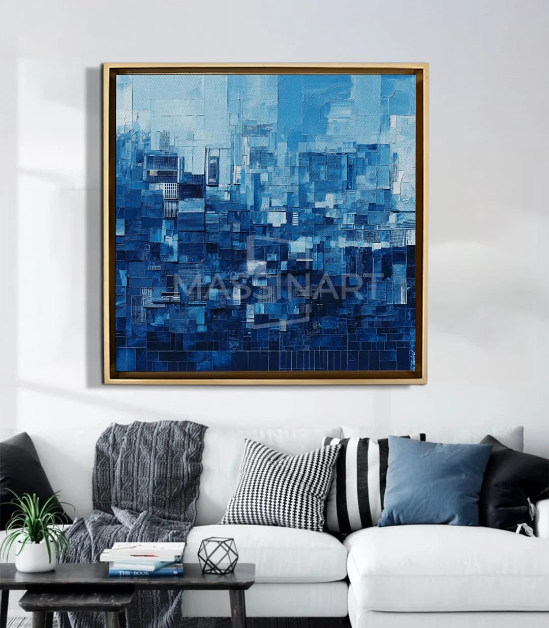 Cuadro Blue Skyline sobre sofá gris en salón moderno blanco, decoración mural contemporánea — Massinart
