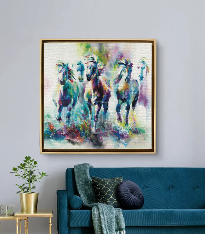 Cuadro Wild Horses en salón moderno sobre sofá azul decoración pared Massinart