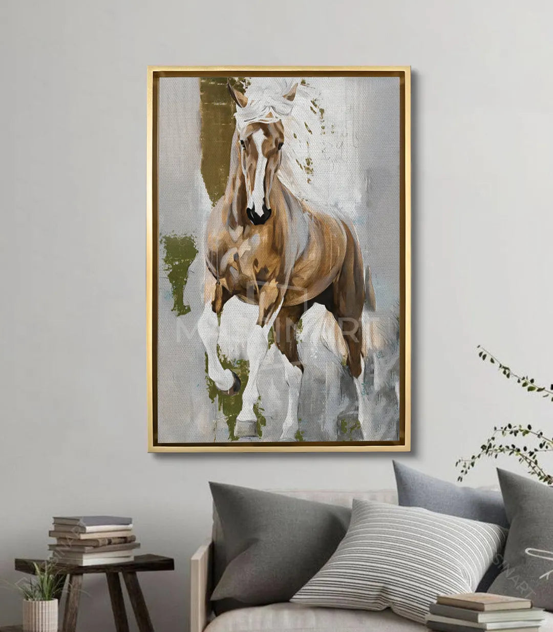 Salón moderno decorado con cuadro de caballo blanco enmarcado en negro sobre sofá gris