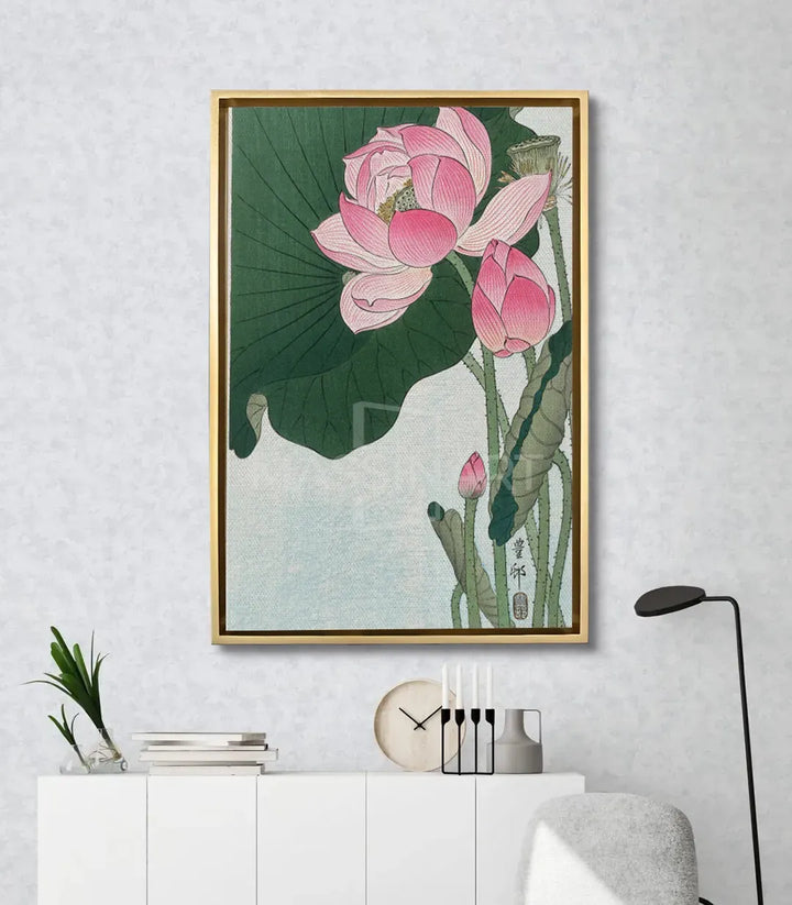 Cuadro Blooming Lotus Massinart en salón moderno — decoración de pared estilo minimalista