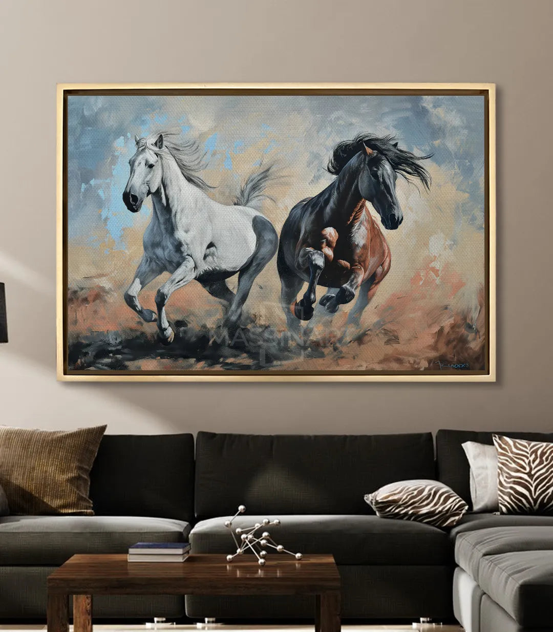 Cuadro de caballos en salón moderno — lienzo horizontal con marco negro sobre sofá, decoración Massinart