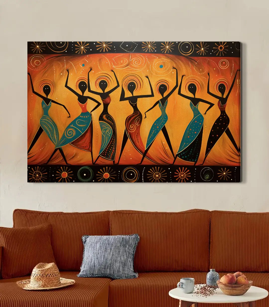 Cuadro Tribal Dance en salón moderno — decoración de pared sobre sofá terracota, estilo africano contemporáneo Massinart