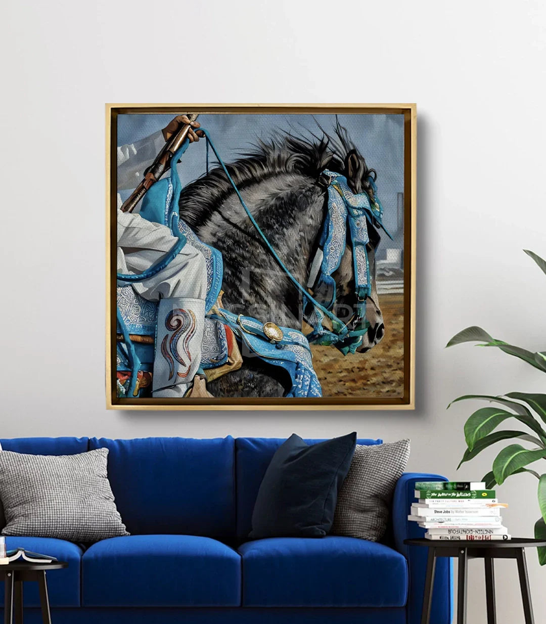 Cuadro Heritage Ride de Massinart en salón moderno sobre sofá azul, decoración ecuestre