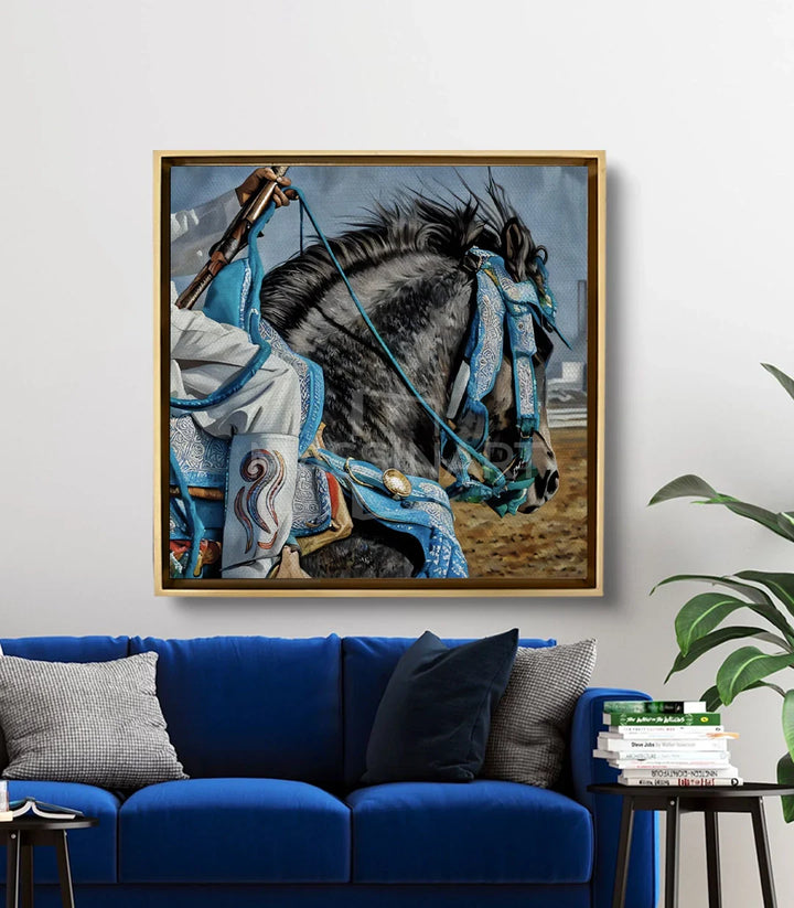 Cuadro Heritage Ride de Massinart en salón moderno sobre sofá azul, decoración ecuestre