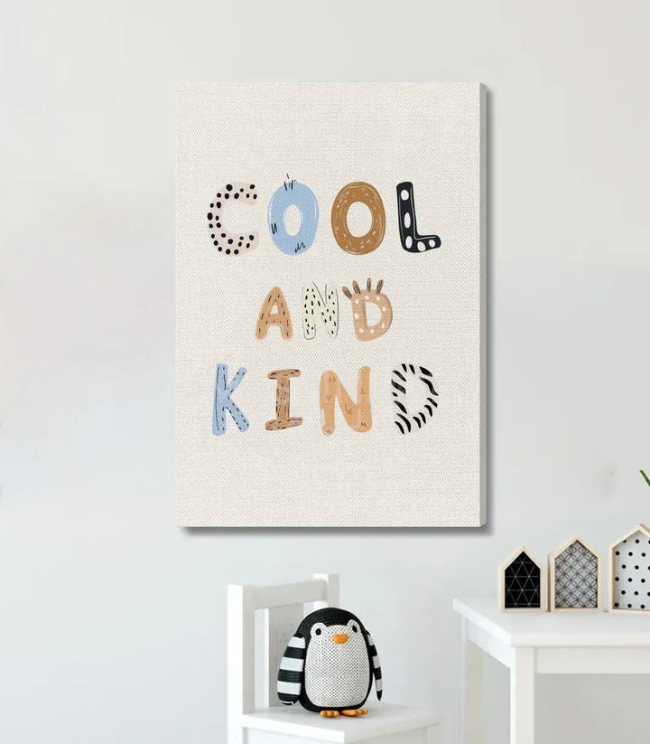 Cuadro Cool and Kind de Massinart en habitación de niña — decoración minimalista en beige