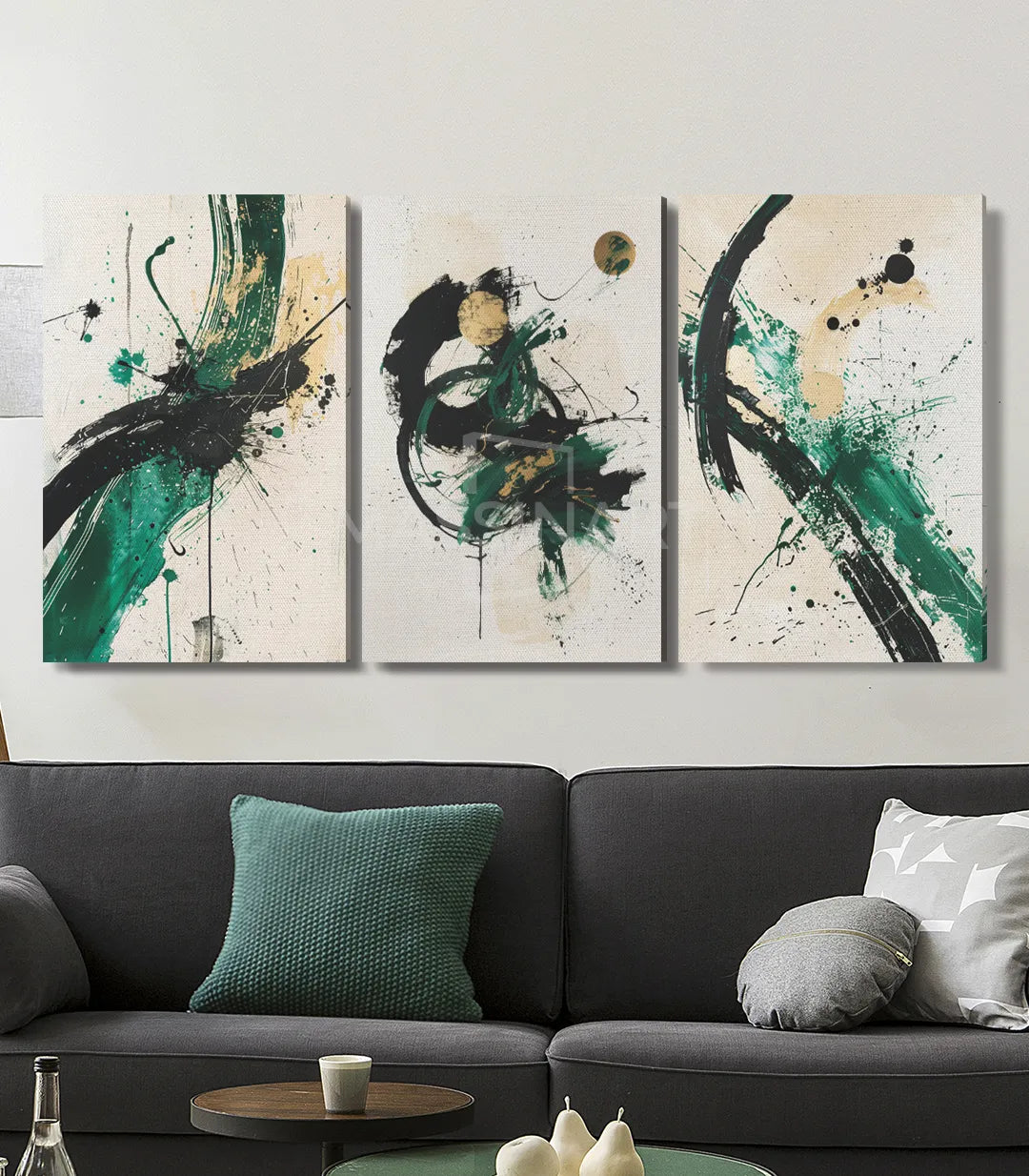 Decoración de salón con cuadro Thrive tríptico — armoniza con sofá y cojines verdes, Massinart