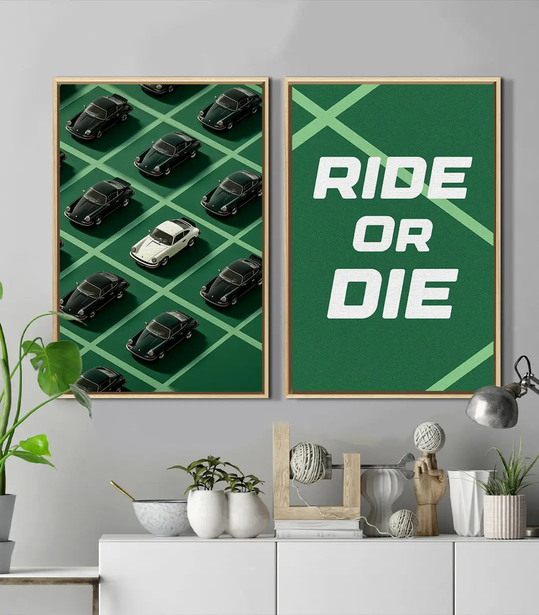 Ambientación salón moderno con díptico Ride or Die en blanco, negro y verde, decoración mural contemporánea
