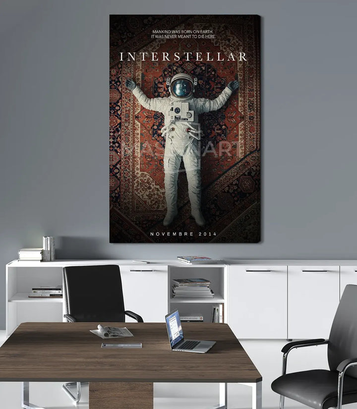 Vista frontal del cuadro Interstellar — composición vertical con paleta terrosa y cósmica