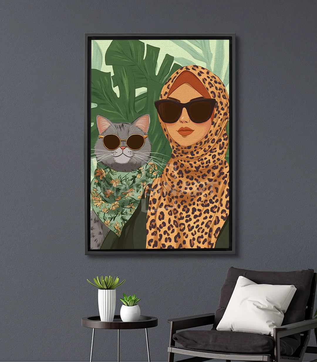 Cuadro Charming Pair — retrato de mujer con hijab y gato con gafas sobre fondo tropical verde, Massinart