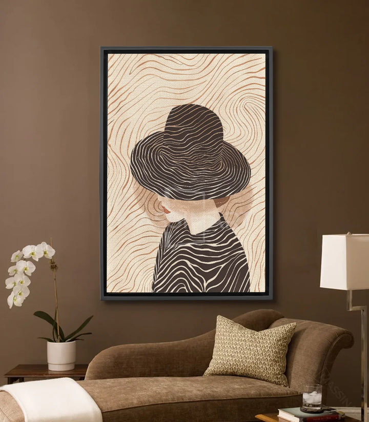 Cuadro Secrets Massinart — silueta femenina de perfil con sombrero negro y rayas onduladas sobre fondo beige