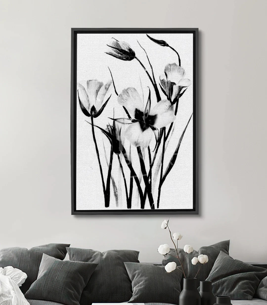 Cuadro de flores en blanco y negro estilo minimalista — pétalos delicados sobre fondo claro, Massinart