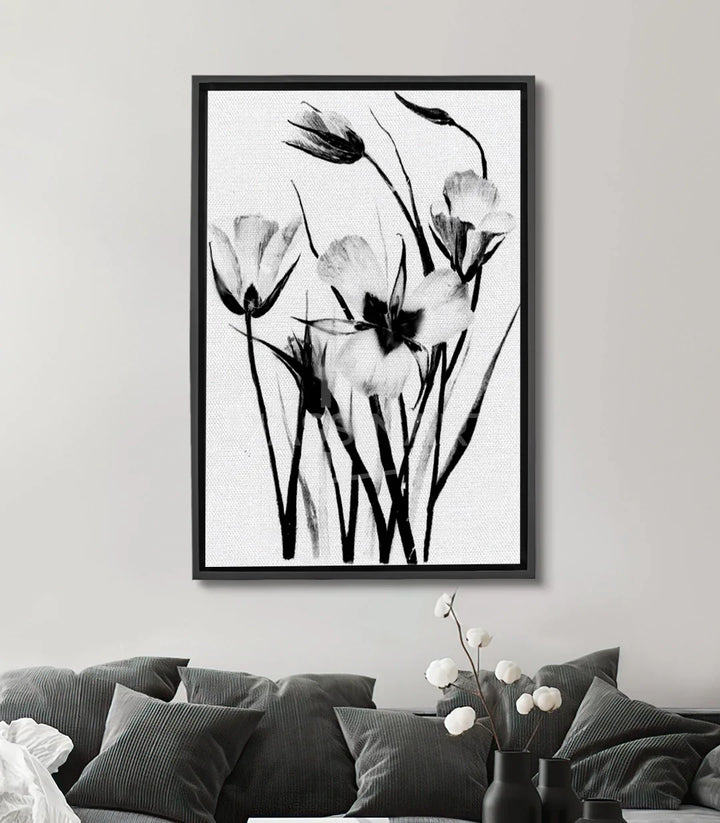 Cuadro de flores en blanco y negro estilo minimalista — pétalos delicados sobre fondo claro, Massinart