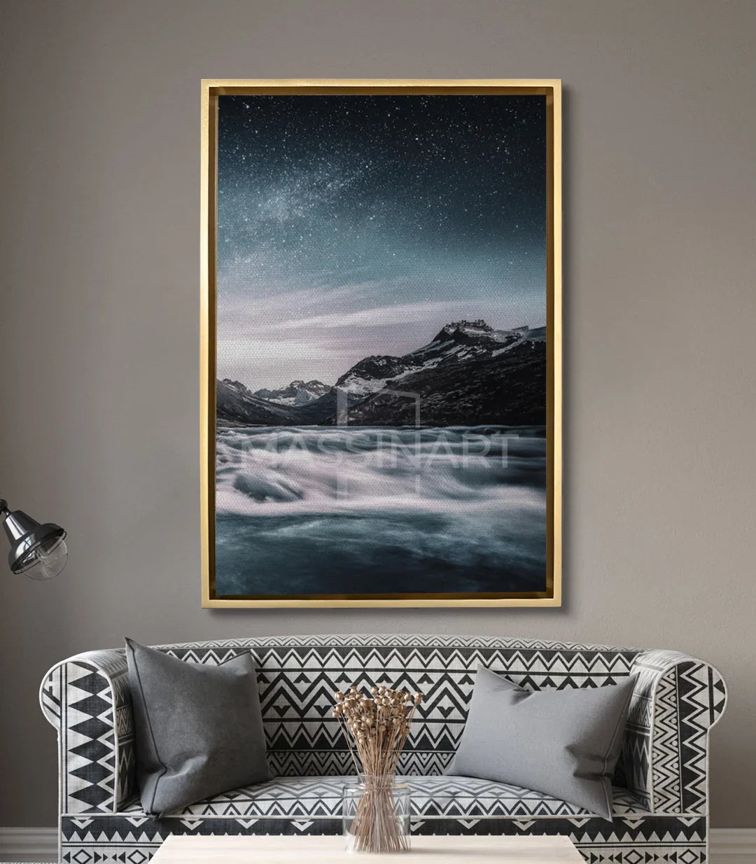Cuadro Celestial River en salón moderno sobre sofá geométrico, decoración nórdica — Massinart