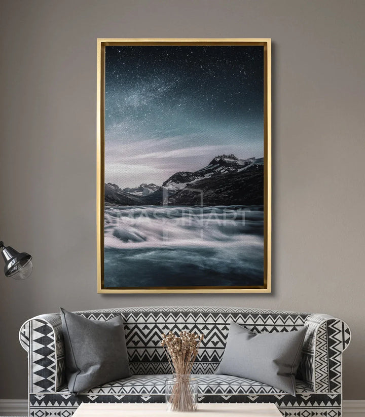 Cuadro Celestial River en salón moderno sobre sofá geométrico, decoración nórdica — Massinart