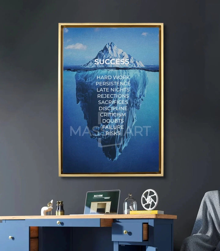 Ambientación escritorio — cuadro iceberg motivación colgado en pared gris
