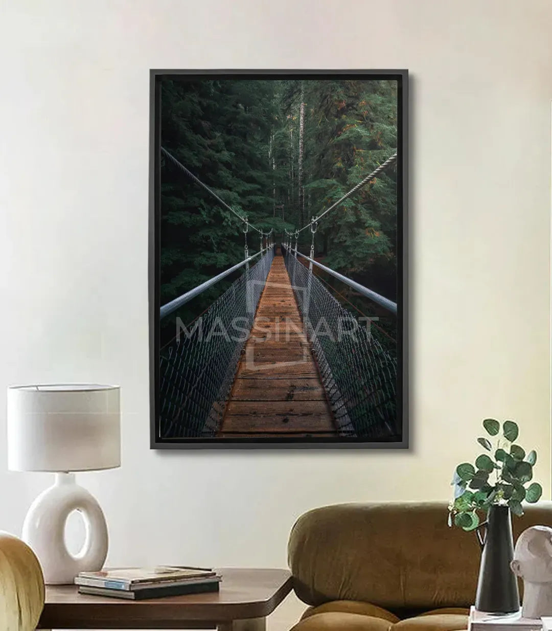 Cuadro de puente colgante en bosque denso — pasarela de madera y cadenas entre árboles verdes con niebla, Massinart