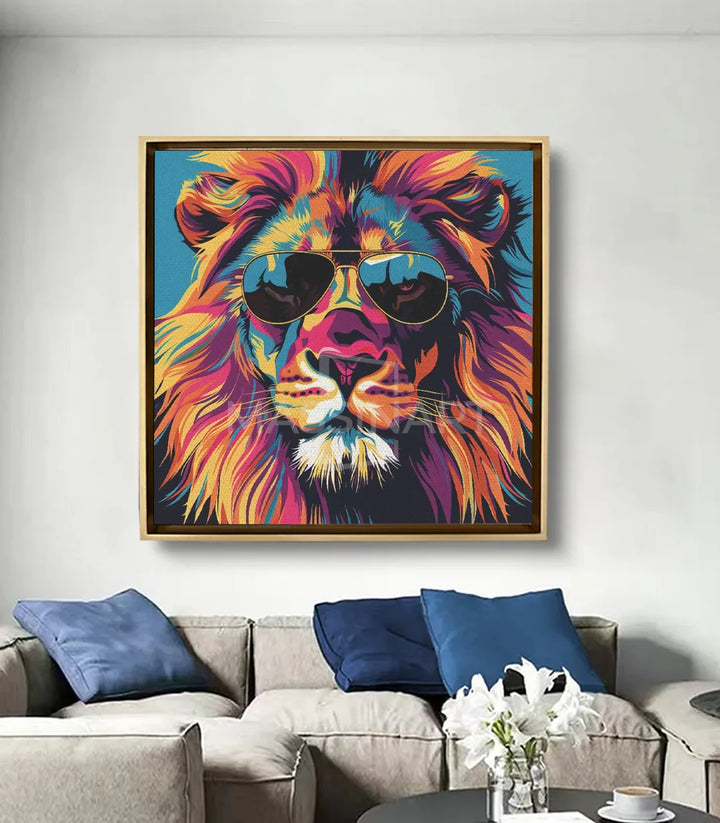 Visionary King en salón moderno, decoración pared con cuadro de león urbano