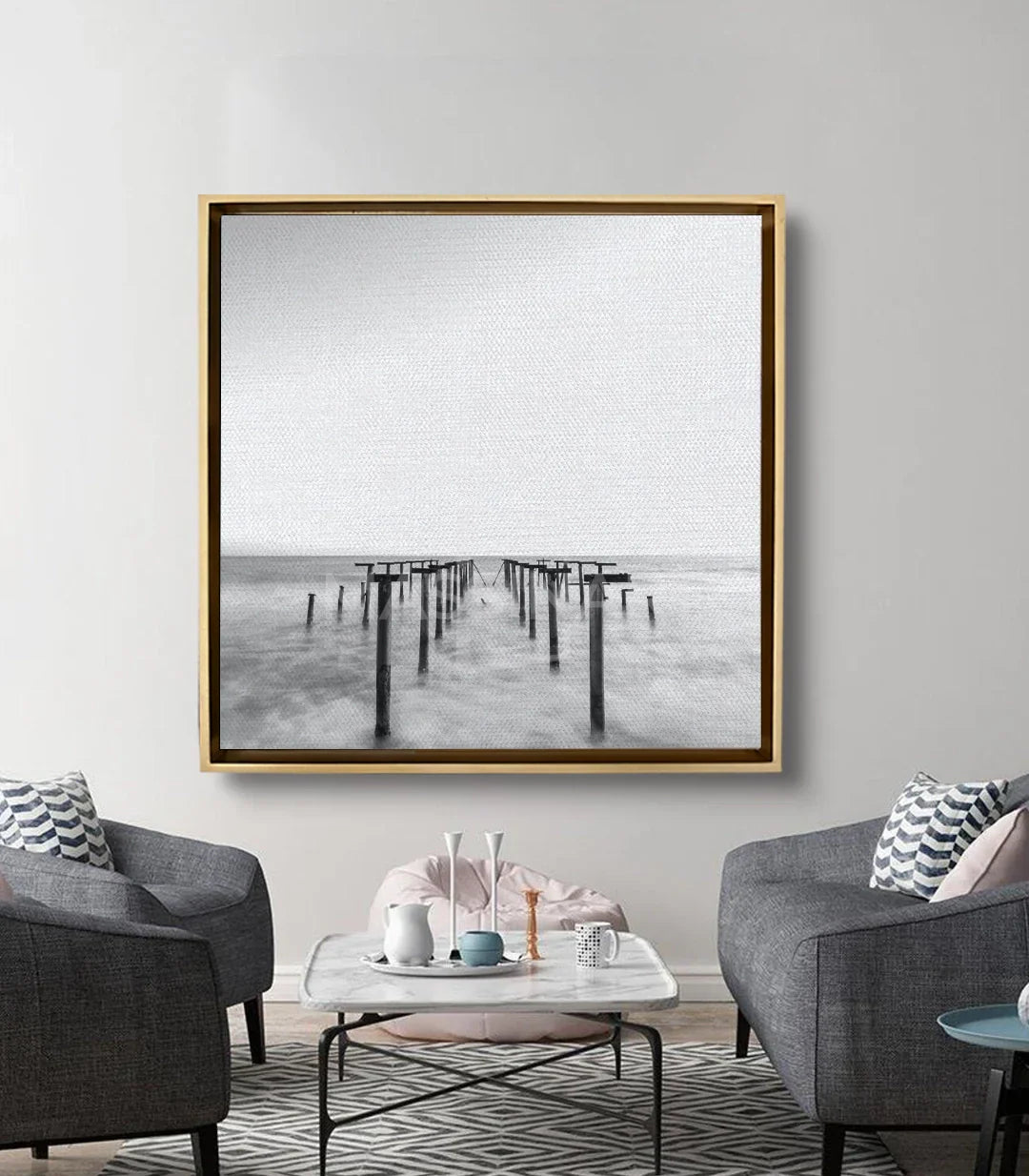 Cuadro de embarcadero en blanco y negro sobre sofá en salón moderno Massinart