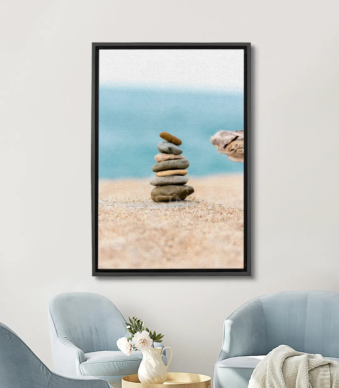 Cuadro Stone Balance foto-art — piedras apiladas en equilibrio sobre playa de arena, mar azul turquesa, Massinart