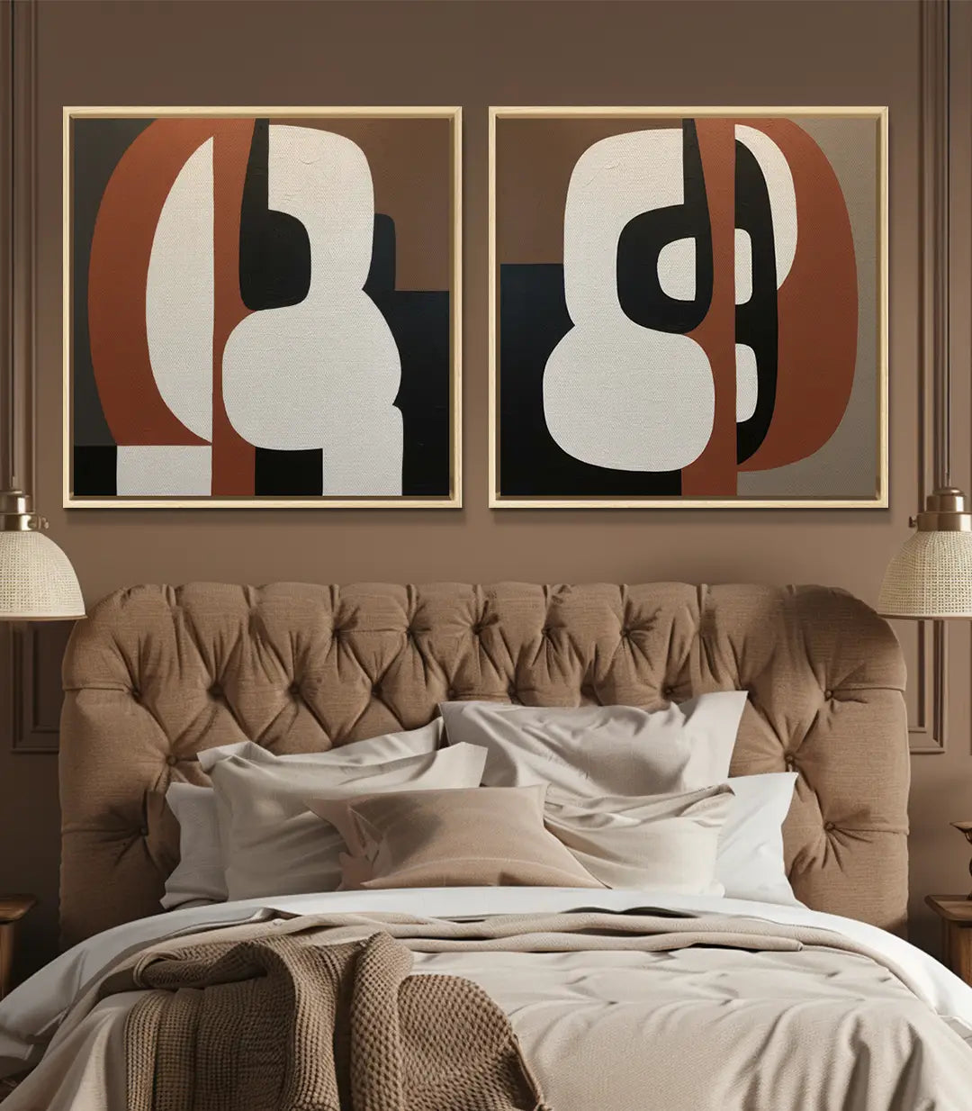 Díptico Clay Abstraction sobre la cama en dormitorio con tonos taupe, Massinart